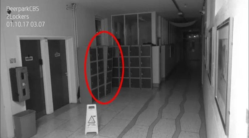 Κάμερα κατέγραψε «φάντασμα» να ανοιγοκλείνει πόρτες και ντουλάπια σε άδειο σχολείο (βίντεο)